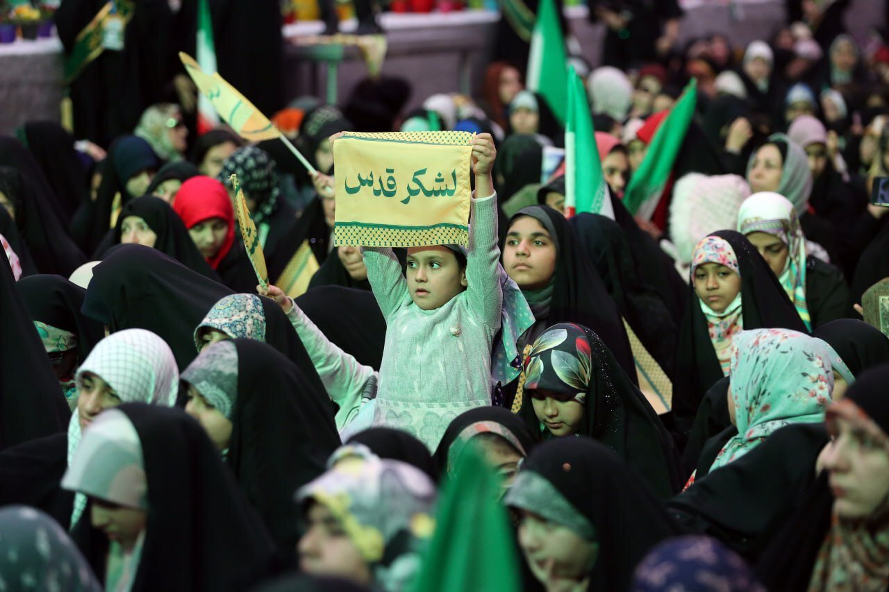 خبر نسل چهارم، پای کار انقلاب