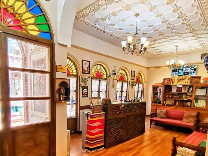 دیپلمات ها در گراند هتل | سیر تحول اقامتگاه‌های تهران از کاروانسرا تا هتل