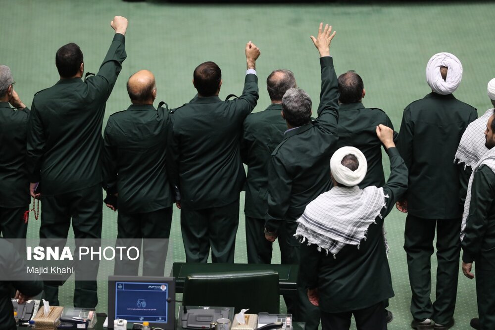 لباس سپاه بر تن مجلسی ها + تصاویر | اشتیاق نمایندهها را ببینید