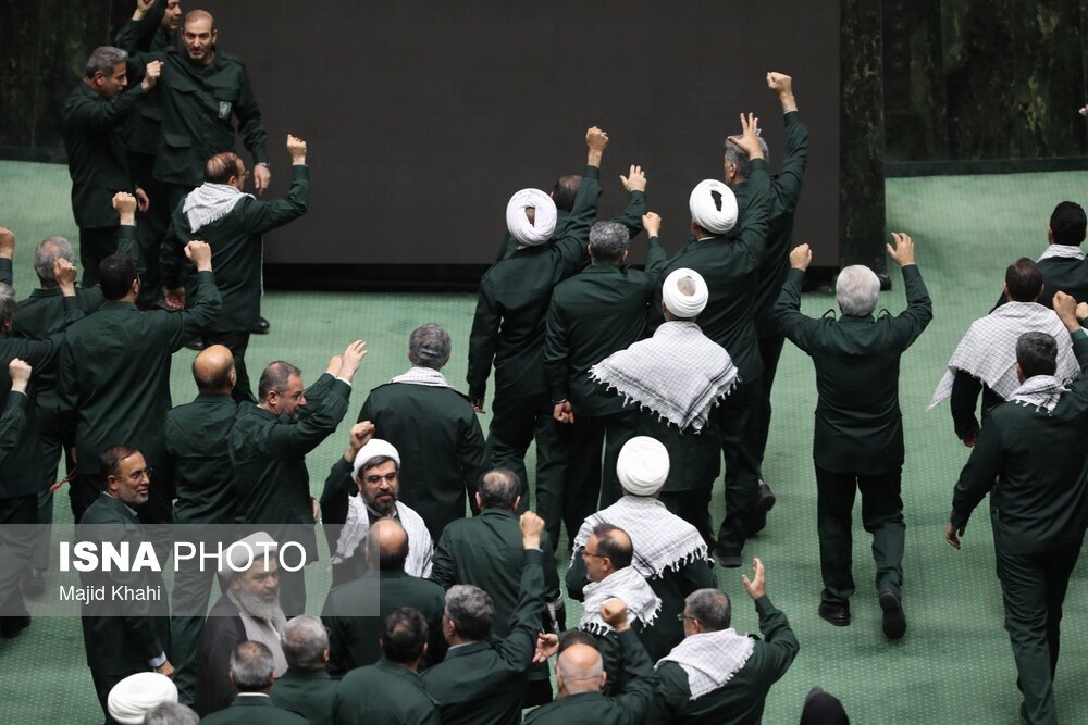 لباس سپاه بر تن مجلسی ها + تصاویر | اشتیاق نمایندهها را ببینید