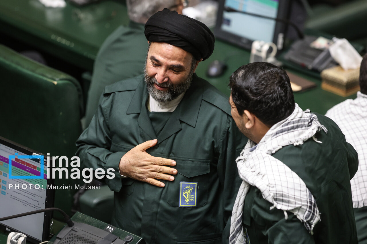 لباس سپاه بر تن مجلسی ها + تصاویر | اشتیاق نمایندهها را ببینید