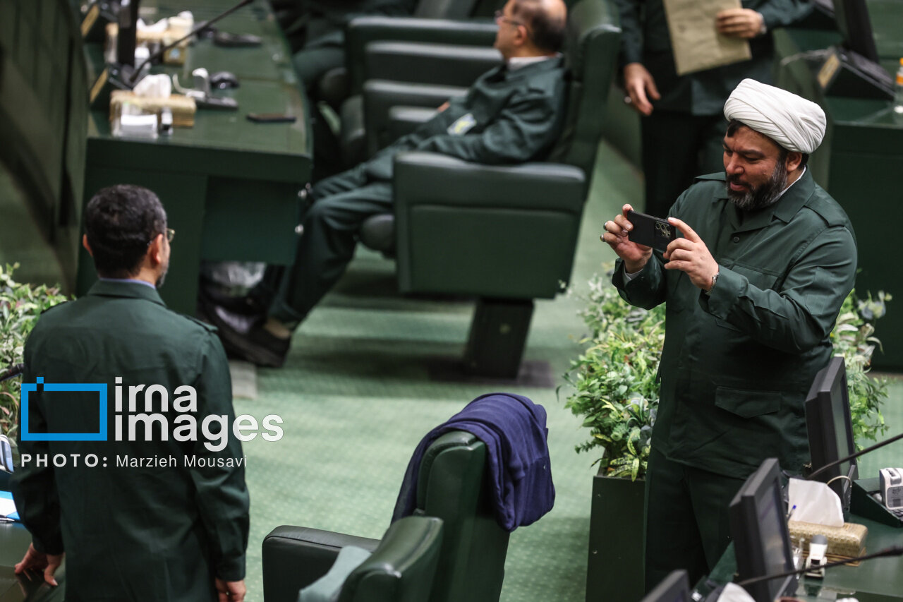 عکس یادگاری گرفتن نمایندگان با لباس فرم سپاه | تصاویر