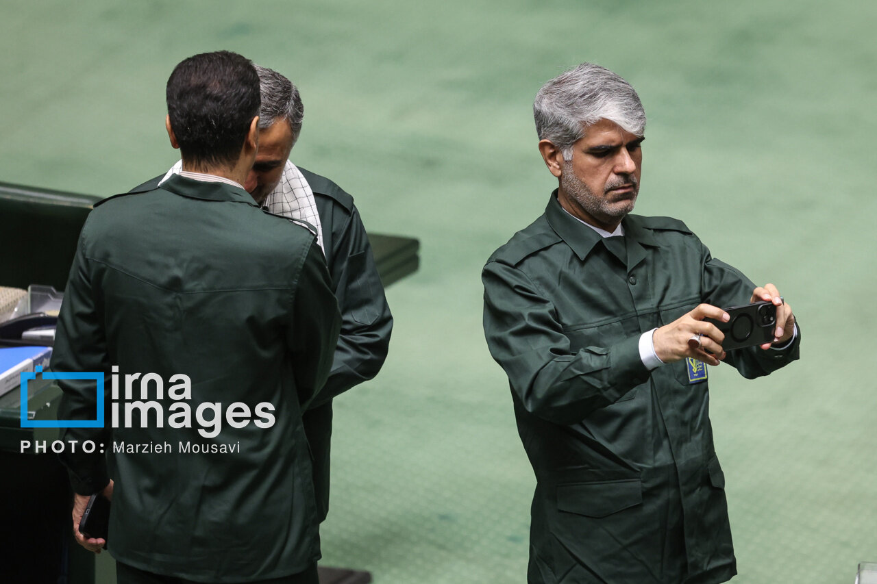 عکس یادگاری گرفتن نمایندگان با لباس فرم سپاه | تصاویر