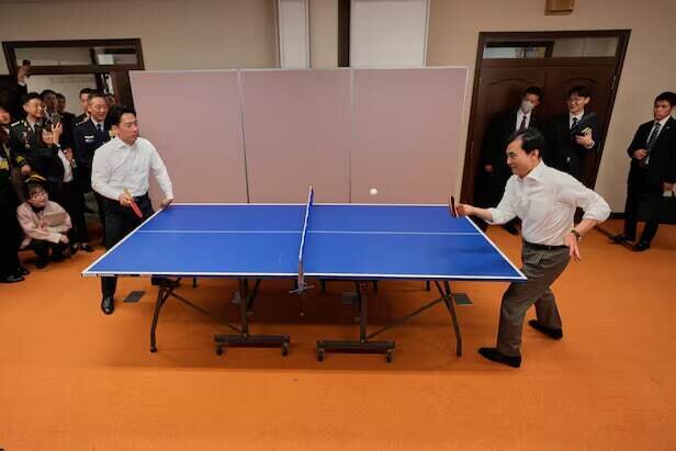 پینگ پنگ بازی وزیران دفاع کره و ژاپن | تصاویر