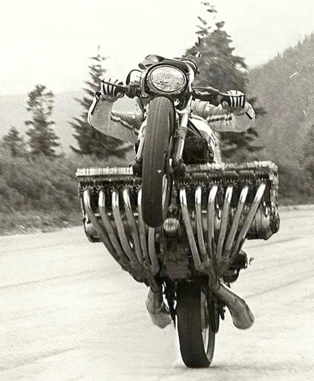 تصاویری جالب از تک چرخ با موتور سیکلت ۱۲ سیلندر هوندا | تصاویر