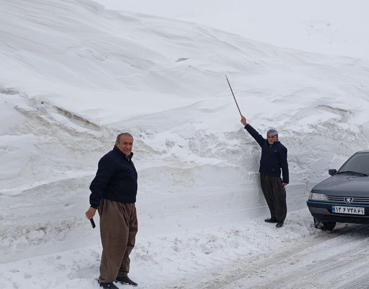 همشهری آنلاین – بارش برف به اندازه قد انسان در این شهر