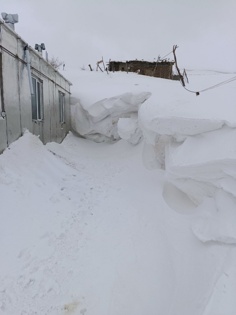 بارش برف به اندازه قد انسان در این شهر | تصاویر؛ حجم برف را ببینید