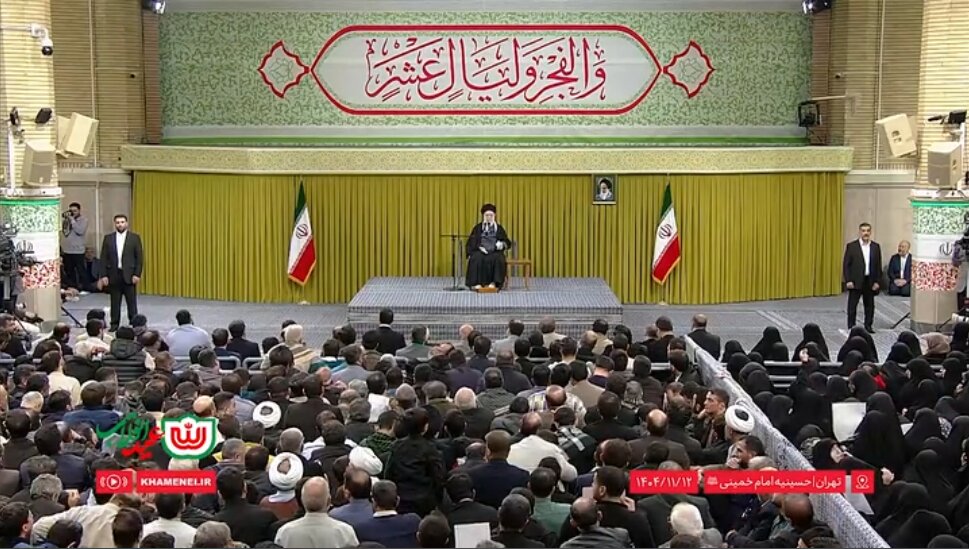 می گویم ما دختر شما را می خواهیم…آنها می گویند غلط می کنی + ویدئو | مثال جالب رهبر انقلاب از دعوای ایران و آمریکا