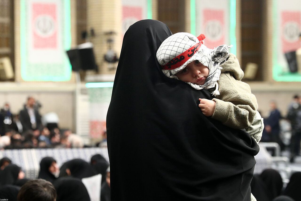 تصاویری خاص از حاشیه دیدار اقشار مردم با رهبر انقلاب