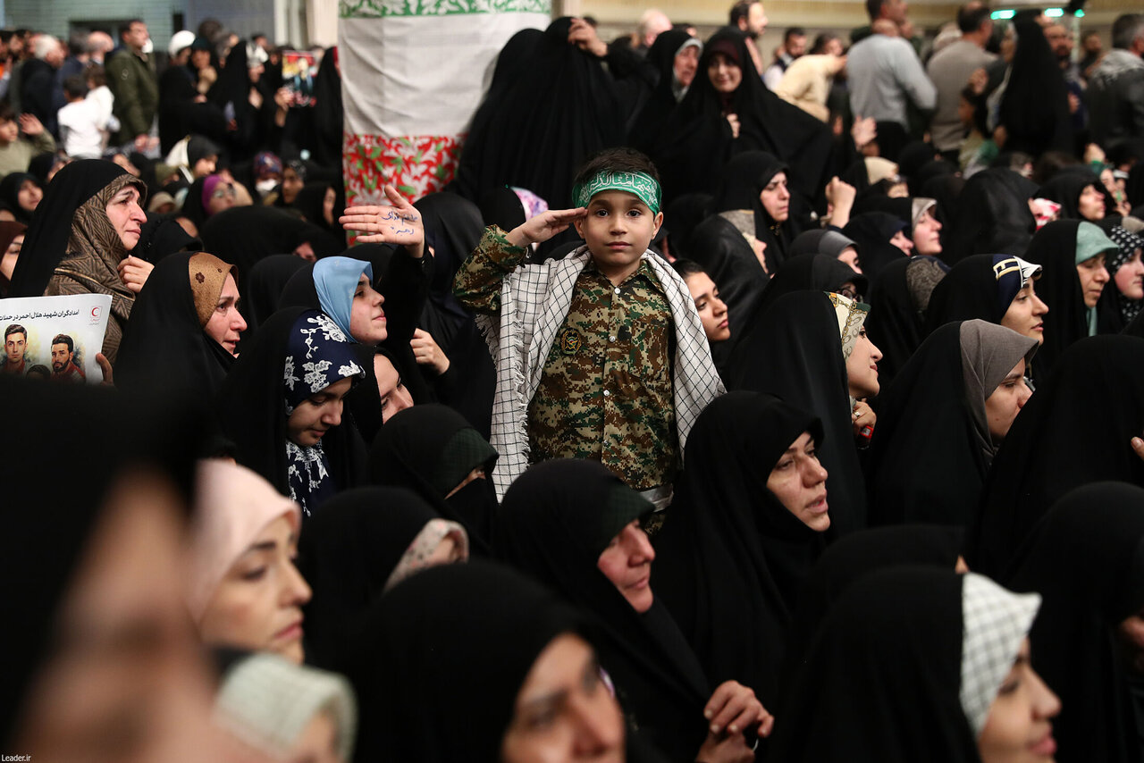 تصاویری خاص از حاشیه دیدار اقشار مردم با رهبر انقلاب