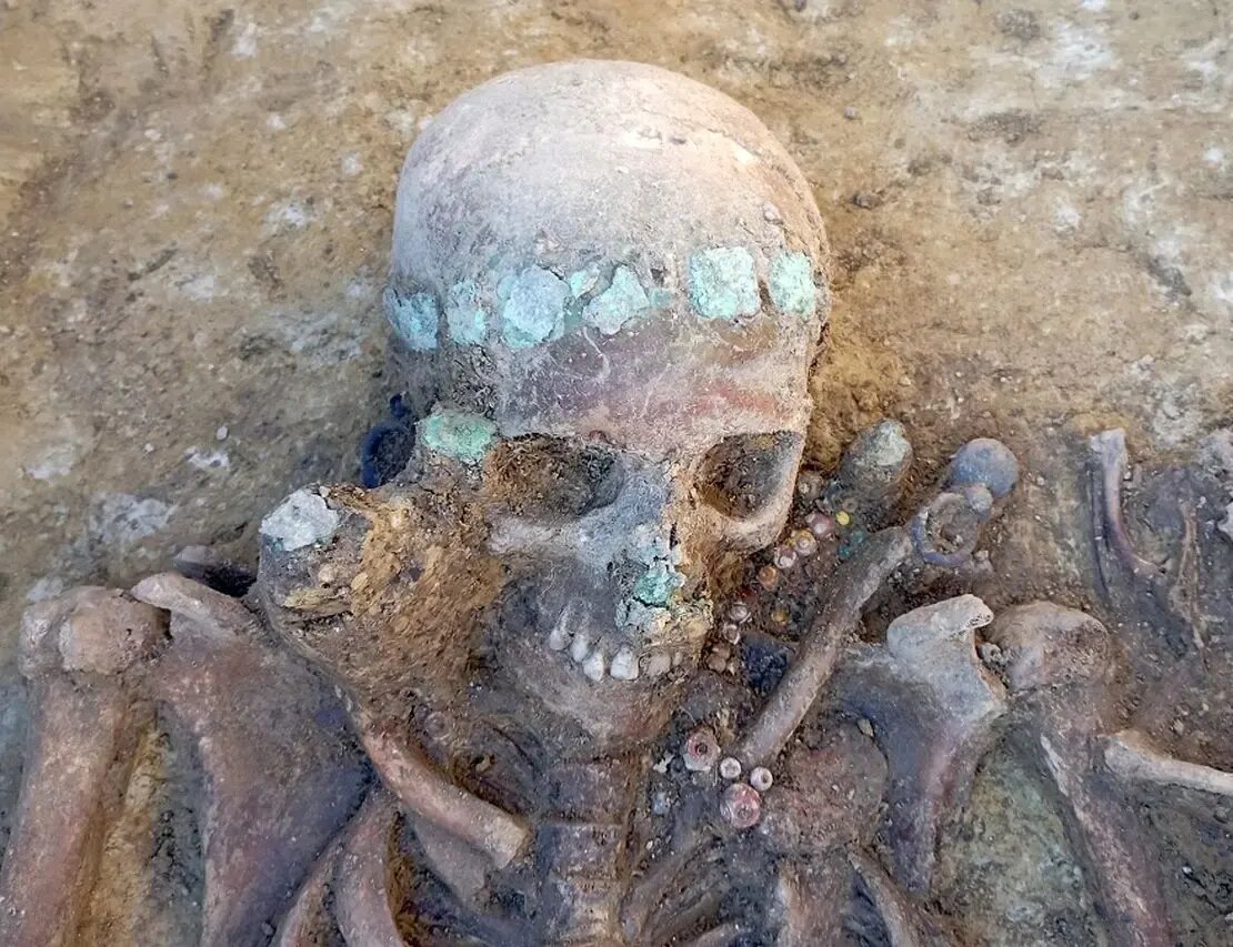 کشف گورستان باستانی با جواهرات زیر کارخانه خودروسازی | عکس