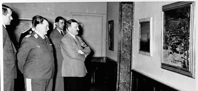 هیتلر در یک نمایشگاه نقاشی | عکس