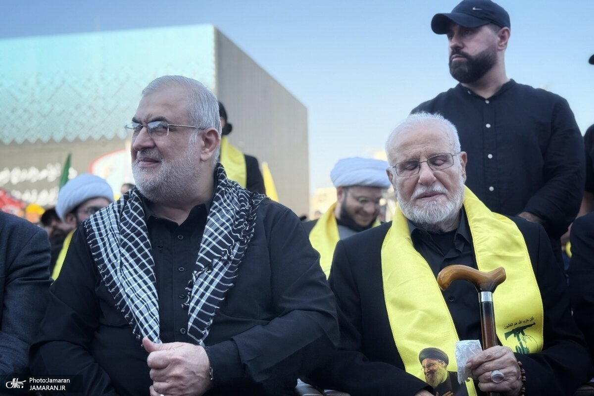 پدر شهید نصرالله با شال حزب الله بر گردن | عکس