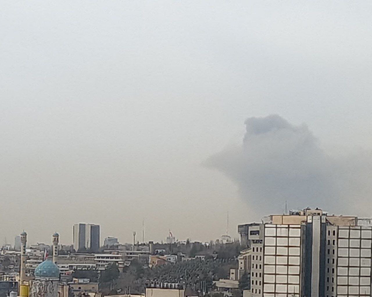 آتش‌سوزی مهیب در بازار جنت تهران + عکس | محل حادثه یک سوله ۲ هزار متری است | آتش نشانی: آتش‌سوزی بسیار گسترده است