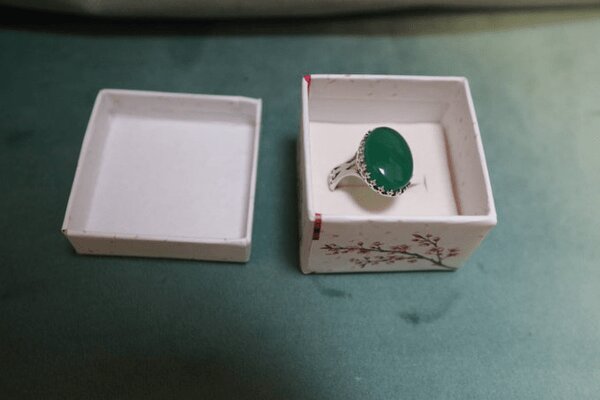 هدیه رهبر انقلاب به همسر شهیدی که انگشت و انگشتر شهیدش را بردند | عکس