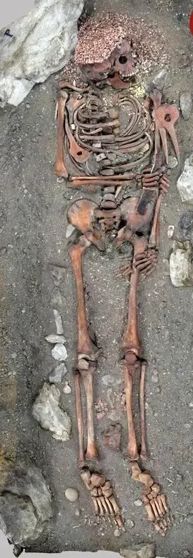 شاهزاده ۲۸ هزار ساله با تاجی از صدف در غار | عکس