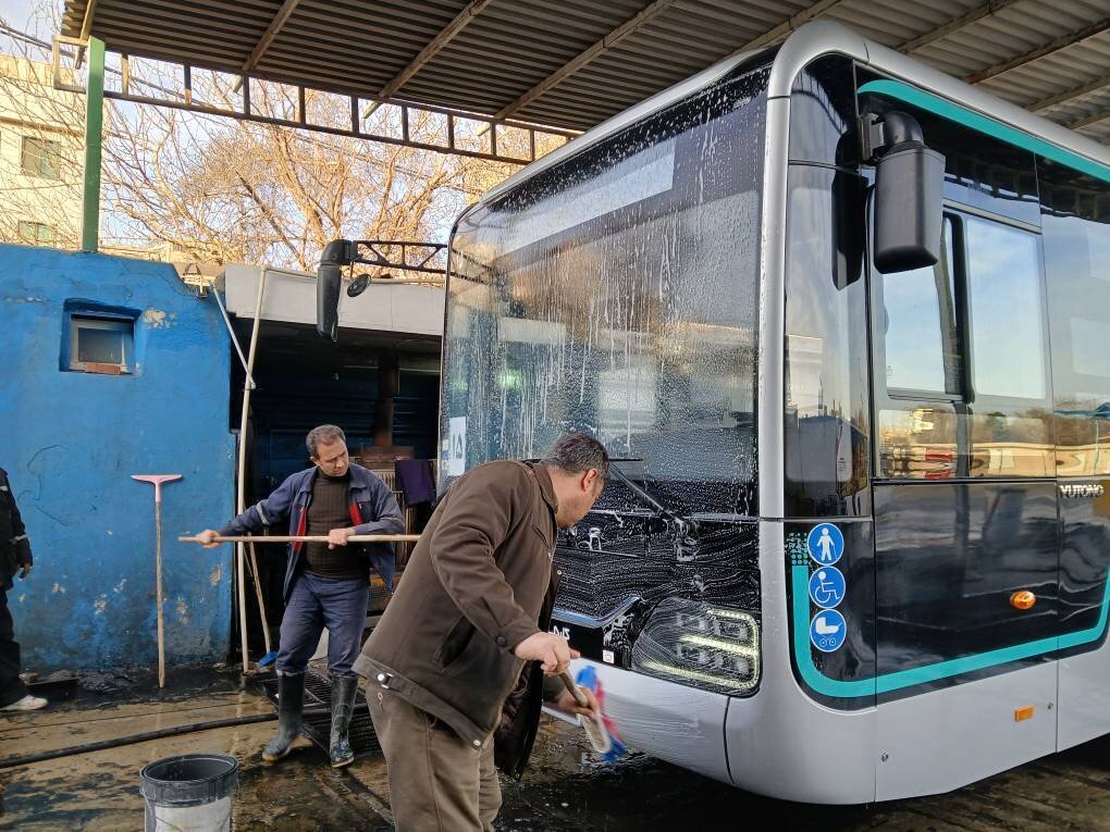 اتوبوسهای دوکابین وارد مدار خدمت می شوند + عکسها