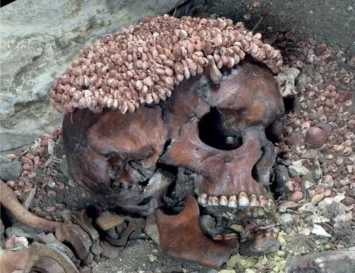 شاهزاده ۲۸ هزارساله با تاج صدف در غار | تصاویر