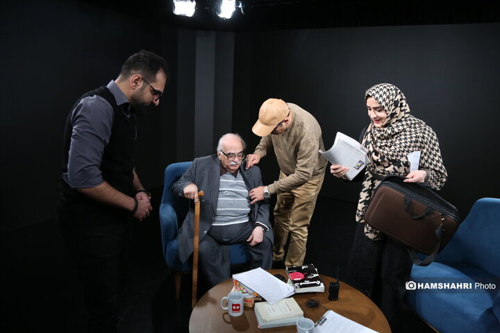 گفتگو با خسرو معتضد ،تاریخ نگار