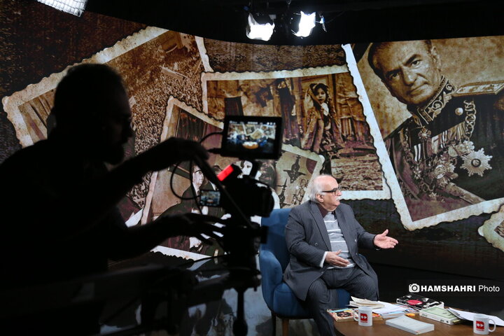 گفتگو با خسرو معتضد ،تاریخ نگار