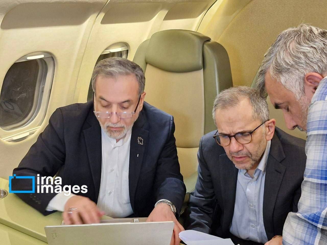 تصویری خاص داخل هواپیمای حامل تیم مذاکره کننده | ببینید
