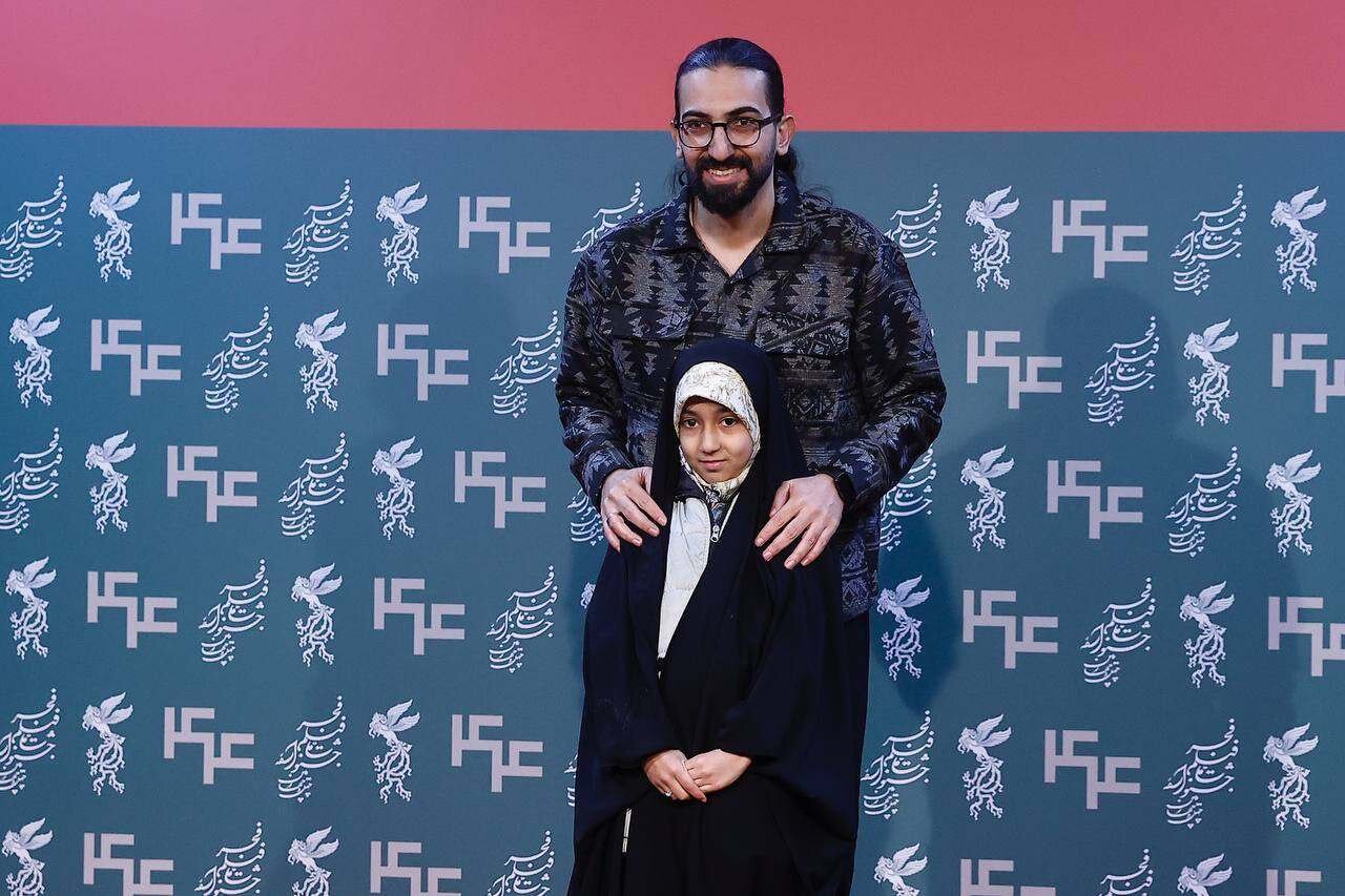 بوسه کارگردان «حاشیه» بر صورت دختر چادریاش روی فرش قرمز | تصاویر