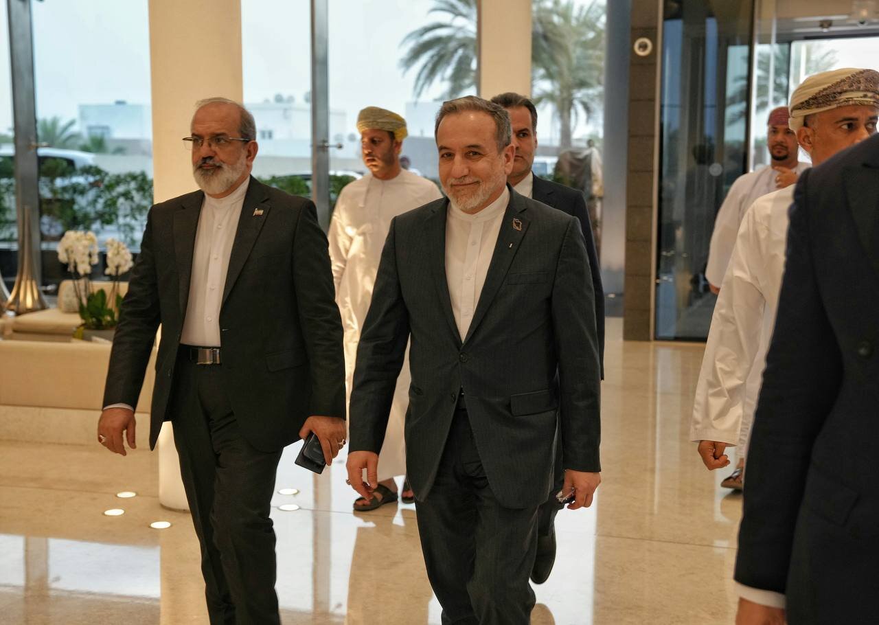 تصاویر عراقچی و دیپلمات ها در مسقط؛ از چهره مصمم عراقچی تا حرکت انگشت وی که حاشیه ساز شد