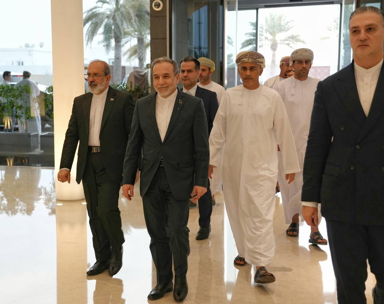 تصاویر عراقچی و دیپلمات ها در مسقط؛ از چهره مصمم عراقچی تا حرکت انگشت وی که حاشیه ساز شد