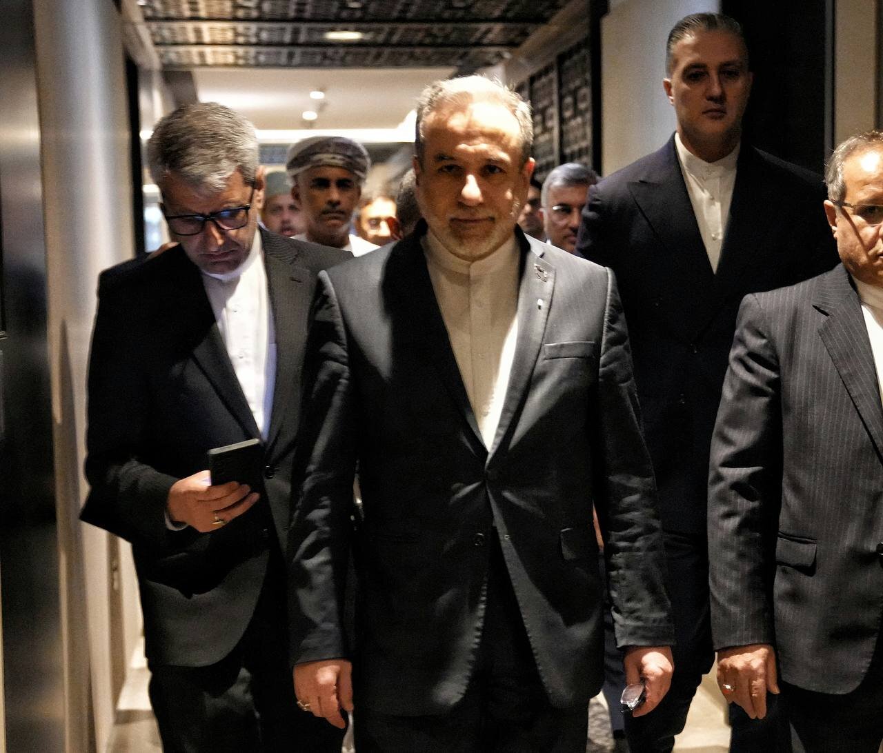 تصاویر عراقچی و دیپلمات ها در مسقط؛ از چهره مصمم عراقچی تا حرکت انگشت وی که حاشیه ساز شد