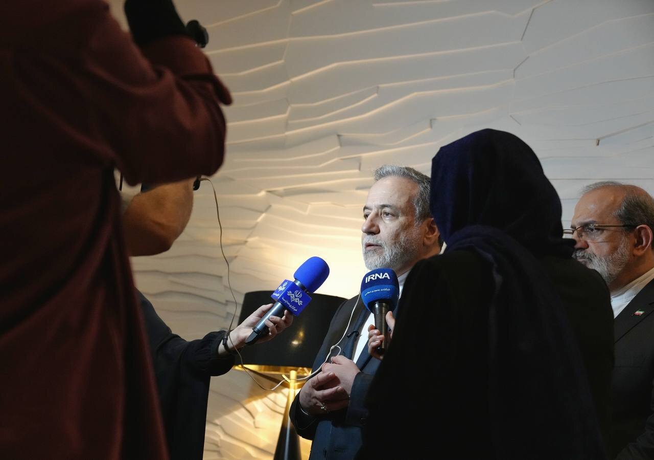 تصاویر عراقچی و دیپلمات ها در مسقط؛ از چهره مصمم عراقچی تا حرکت انگشت وی که حاشیه ساز شد