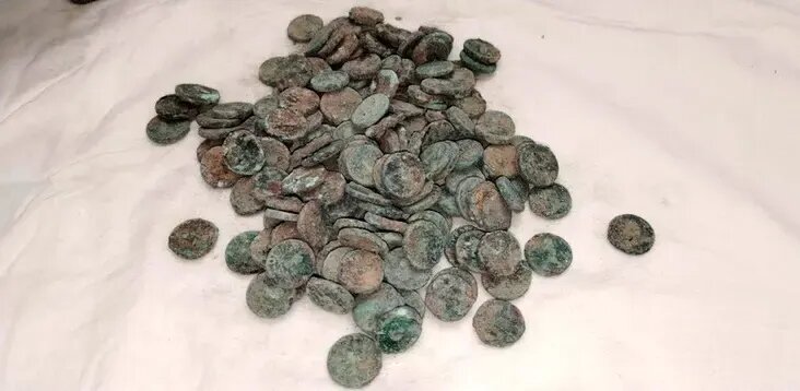 سکههای ۲۰۰۰ سالۀ «کوشانی» در زمین کشاورزی | عکس