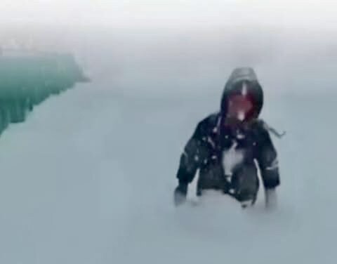 دانش آموزی که هر روز تا کمر در برف به سوی مدرسه حرکت می‌کرد مورد تقدیر رئیس جمهور قرار گرفت | تصاویر این پسر پر تلاش قرقیزی را ببینید