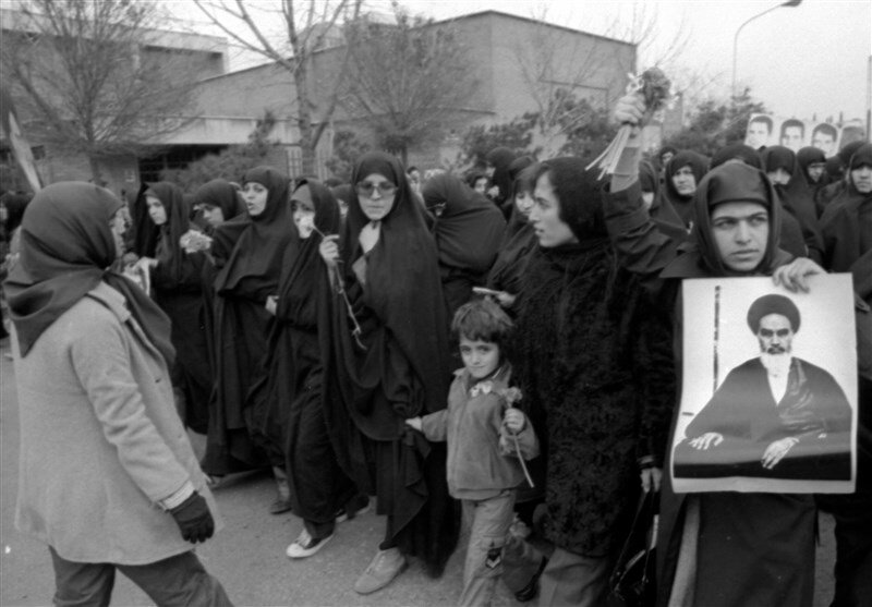 تصاویری از نقش‌آفرینی زنان در پیروزی انقلاب اسلامی