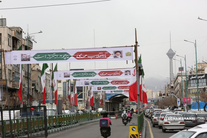 تزئین خیابانها برای جشن ۲۲ بهمن