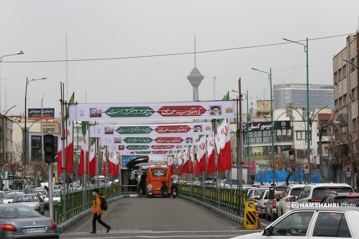 تزئین خیابانها برای جشن ۲۲ بهمن