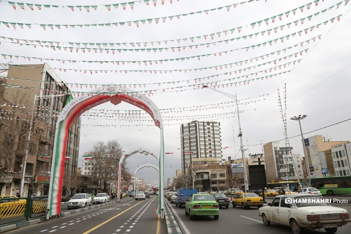 تزئین خیابانها برای جشن ۲۲ بهمن