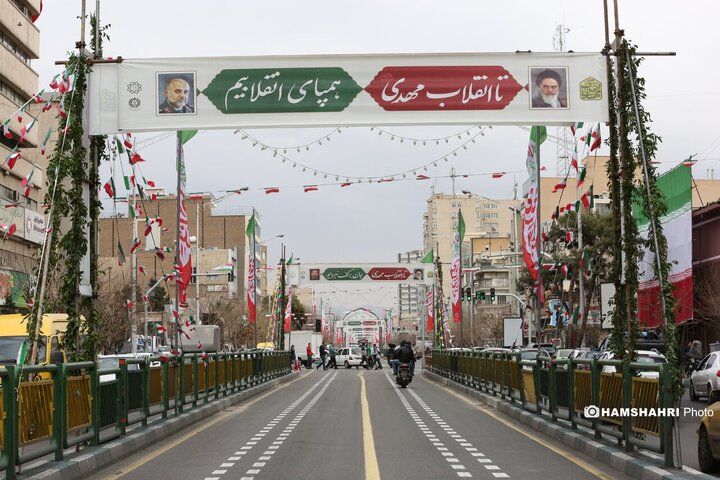 تزئین خیابانها برای جشن ۲۲ بهمن