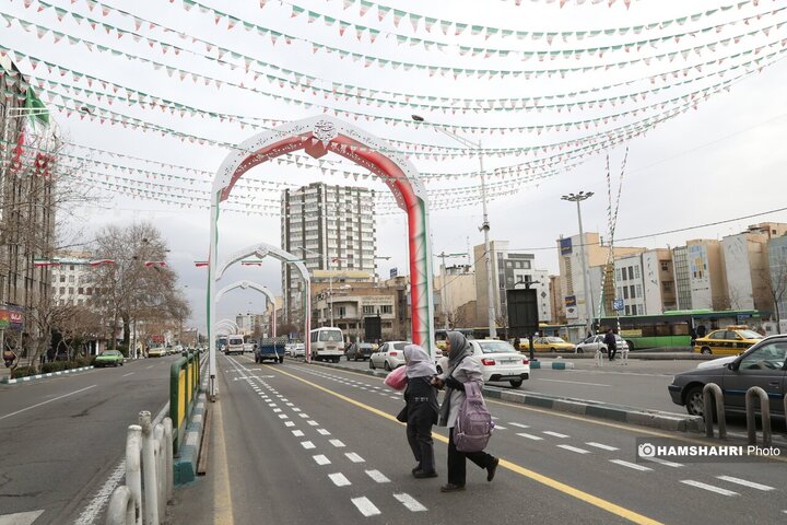 تزئین خیابانها برای جشن ۲۲ بهمن