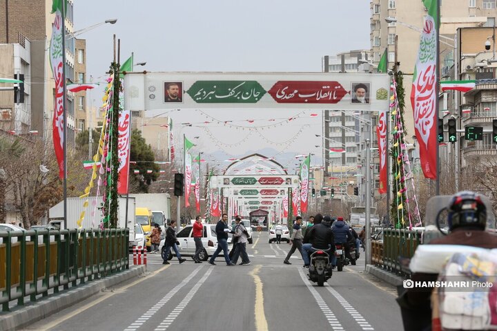 تزئین خیابانها برای جشن ۲۲ بهمن