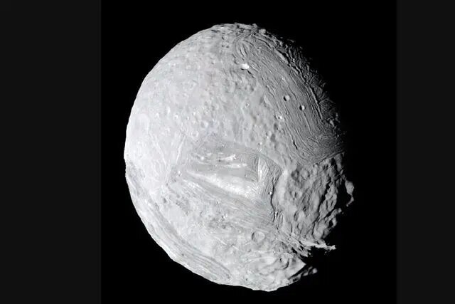 نمایی شگفت‌انگیز از قمر مرموز سیاره زحل + عکس