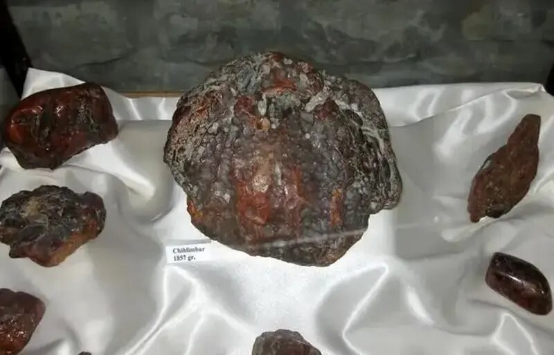 بیش از یک میلیون دلار؛ قیمت سنگ سهکیلویی پشت در! | عکس