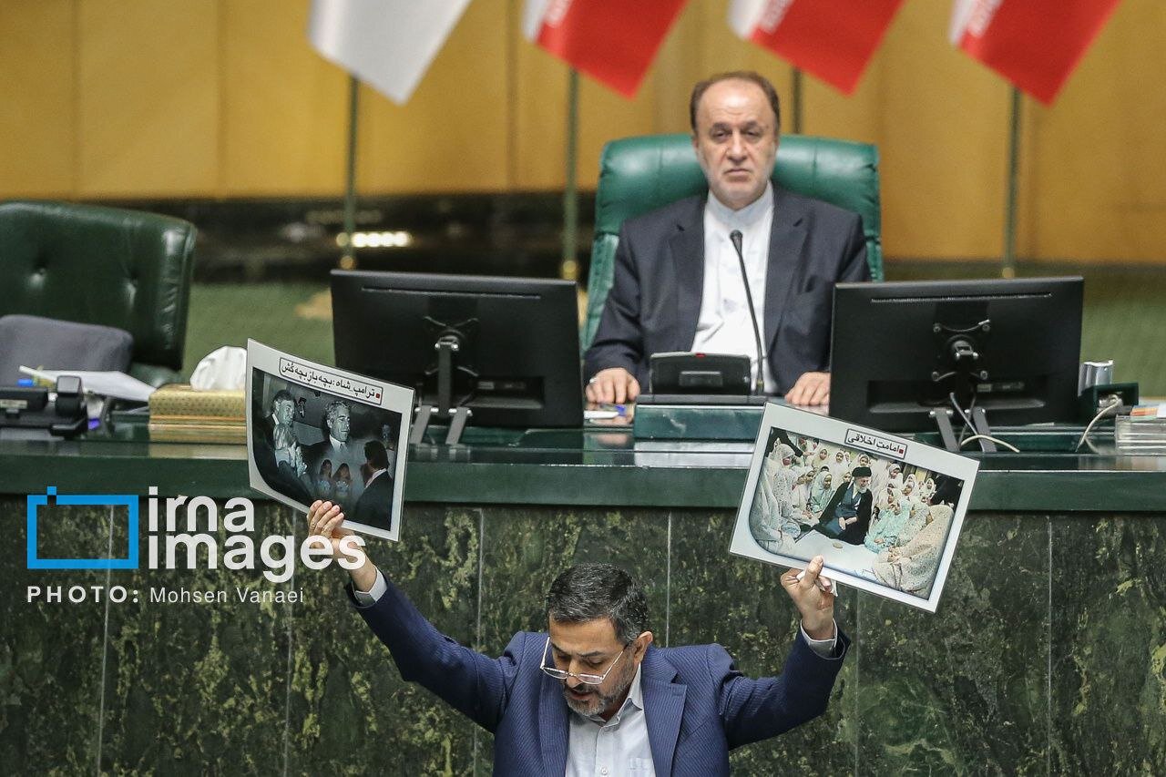 حرکت معنادار یک نماینده با بالاگرفتن تصویر اپستین | عکس