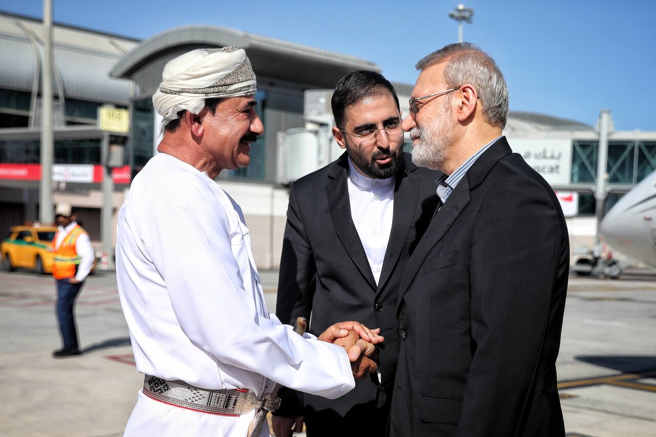 ورود لاریجانی به عمان+ تصاویر | چه کسی به استقبال او رفت؟