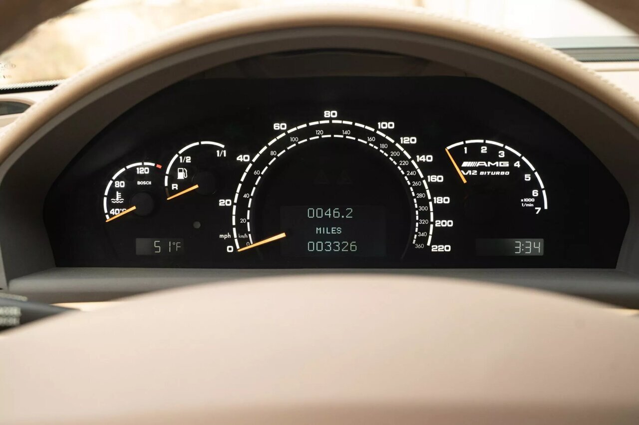 قیمت ۵۰ میلیارد تومانی برای بنز ۲۰ ساله! + عکس | داخل کابین این مرسدس بنز را ببینید