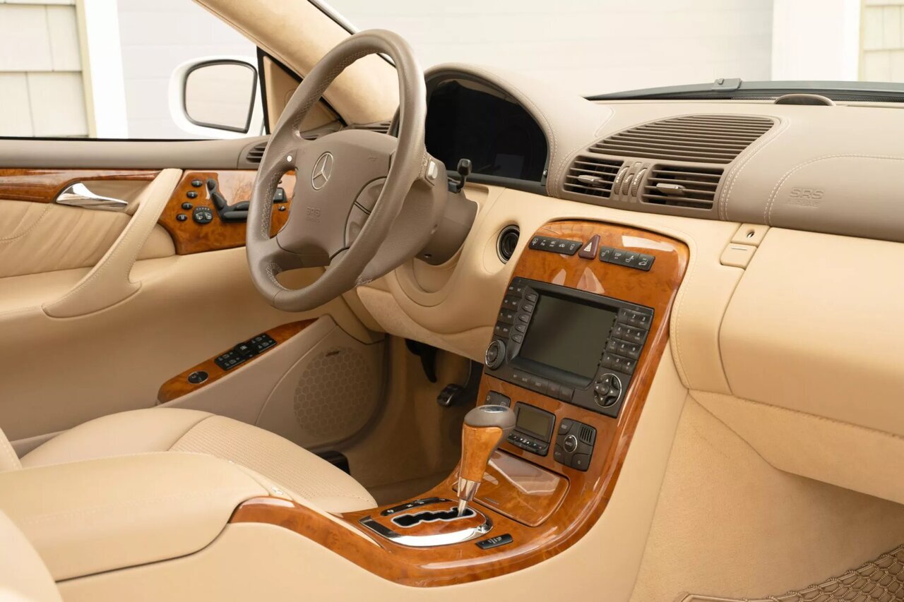 قیمت ۵۰ میلیارد تومانی برای بنز ۲۰ ساله! + عکس | داخل کابین این مرسدس بنز را ببینید