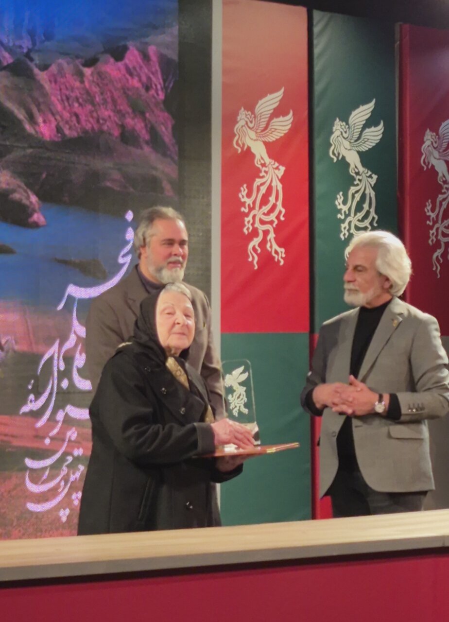 اهدا سیمرغ افتخاری به آزیتا لاچینی | تصاویر