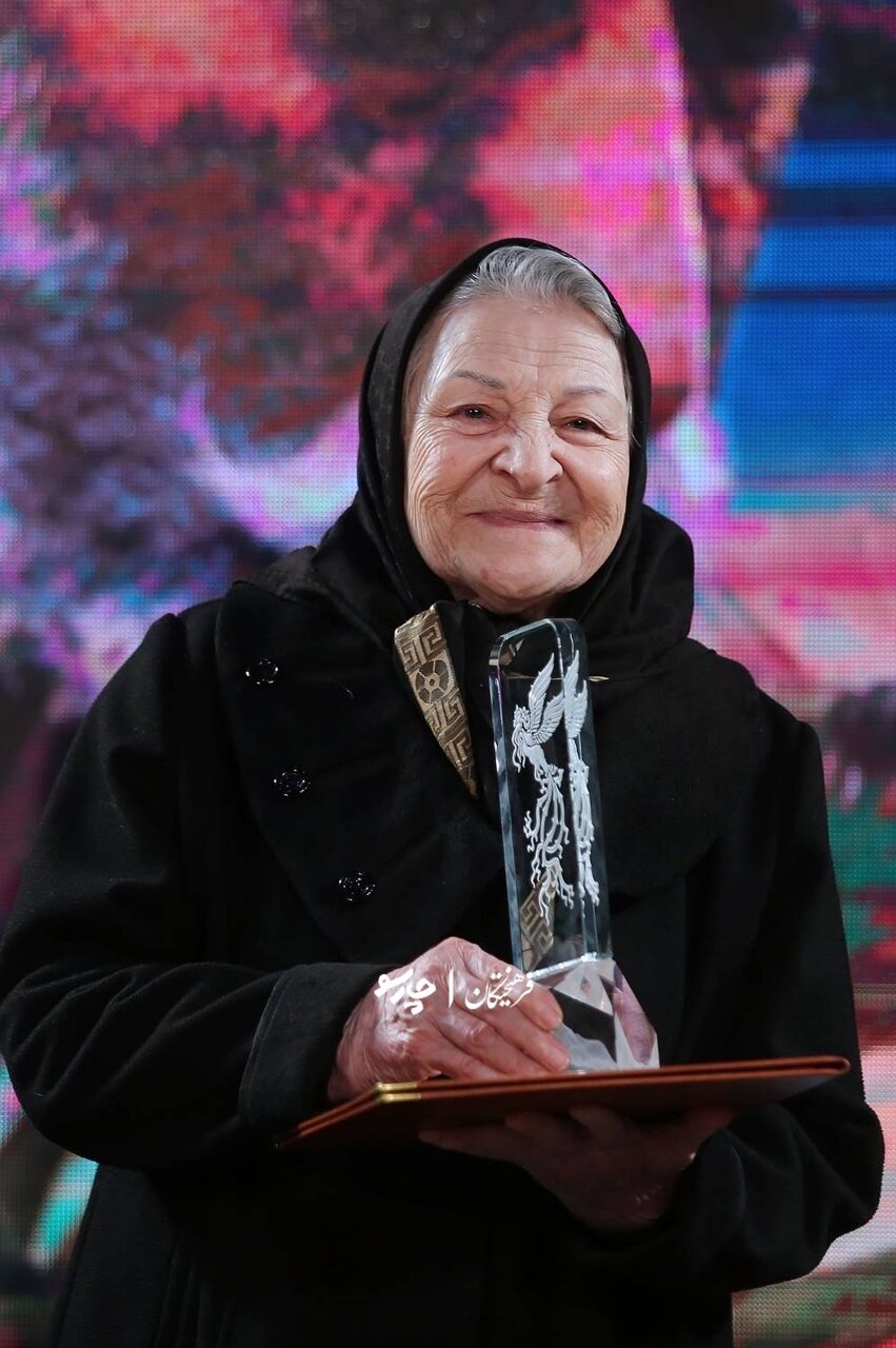 اهدا سیمرغ افتخاری به آزیتا لاچینی | تصاویر