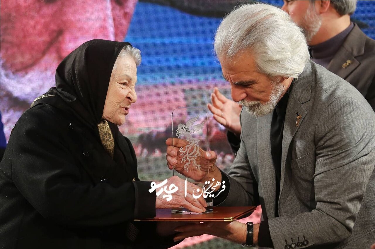 اهدا سیمرغ افتخاری به آزیتا لاچینی | تصاویر