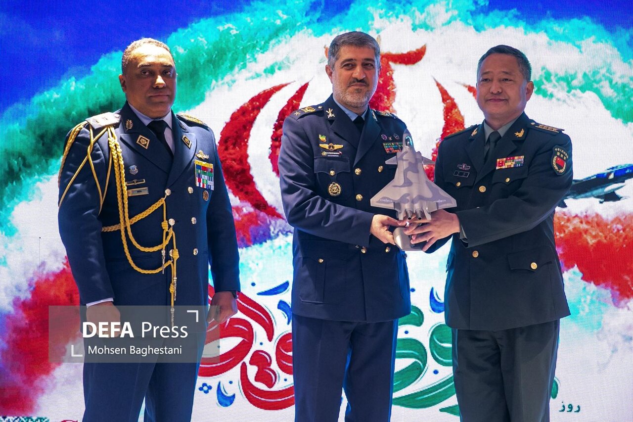 اهدای ماکت جنگنده J-۲۰ به فرمانده ارشد ایرانی | عکس