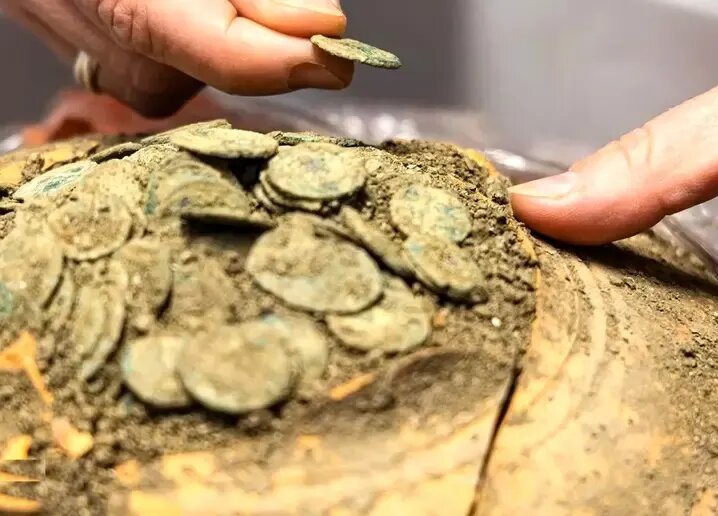 گنجینه قلّک‌های باستانی با ۴۰ هزار سکۀ رومی در زیر خاک | عکس